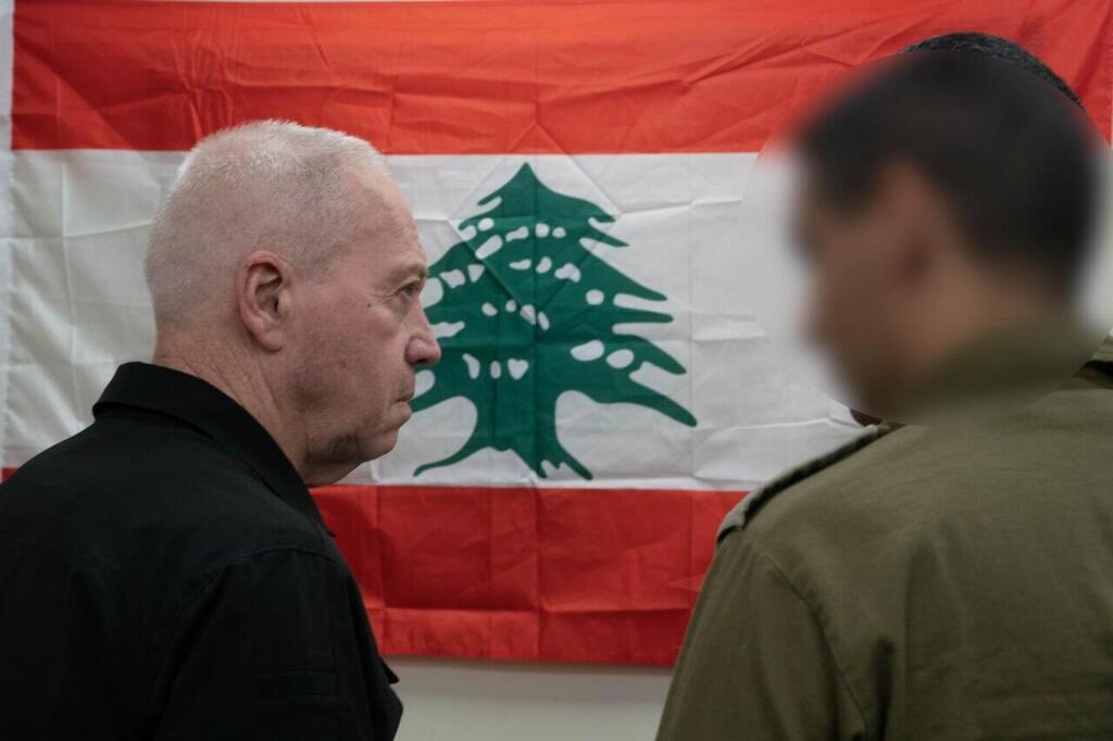 גלנט בביקור בבסיס אמ"ן בצפון. צולם לצד דגל לבנון (צילום: אריאל חרמוני, משרד הביטחון) יואב גלנט בסקירה שמקבל בבסיס המודיעין שבצפון
