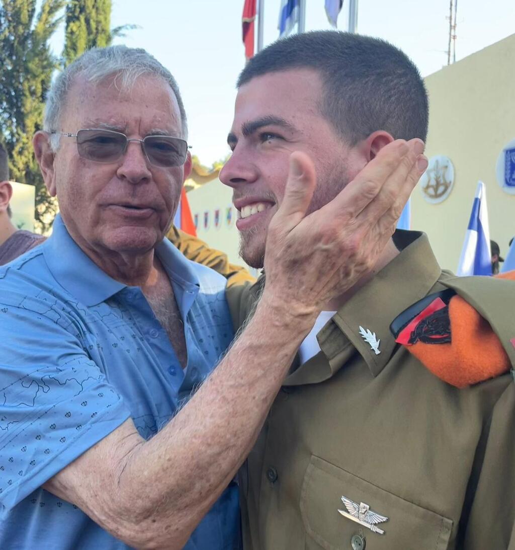 סבא נחום וינאי ז"ל בטקס סיום קורס קצינים (צילום: אלבום ביתי) סבא נחום עם ינאי קמינקא ז"ל בטקס סיום קורס קצינים