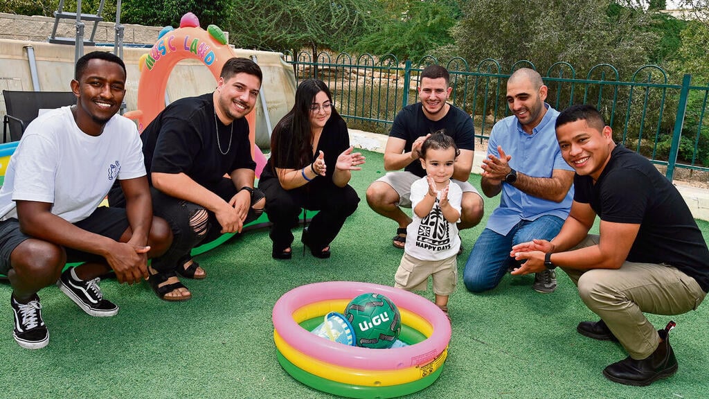 האלמנה שחר ואיתן הקטן עם המ"פ והחברים של נתי מהפנימייה (צילום: הרצל יוסף) yk14038378