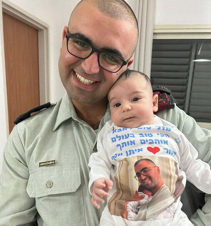 "א-בא גיבור". נתי ז"ל ובנו איתן (צילום: מהאלבום המשפחתי) yk14038481
