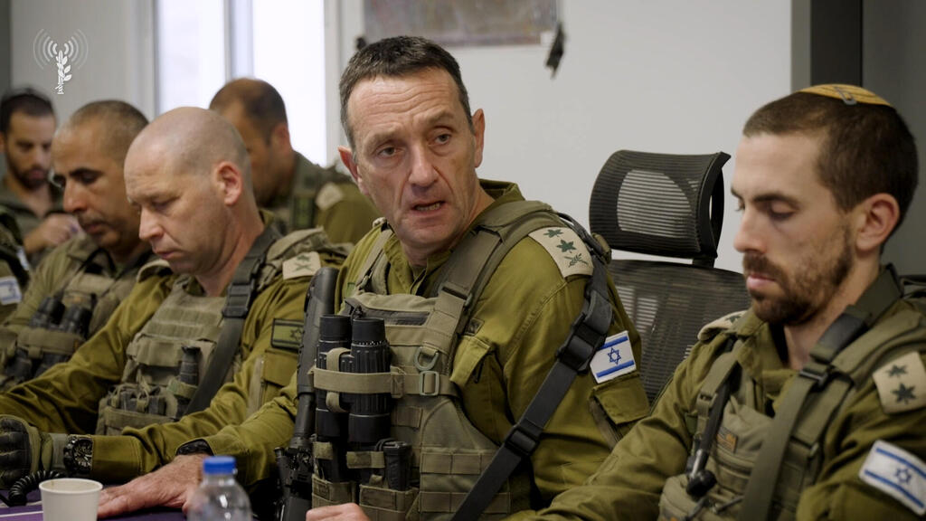 הלוי: "מכינים אפשרויות לכל החלטה של הדרג המדיני" (צילום: דובר צה"ל) הרמטכ"ל הרצי הלוי בהערכת מצב בדרום רצועת עזה, מרחב רפיח