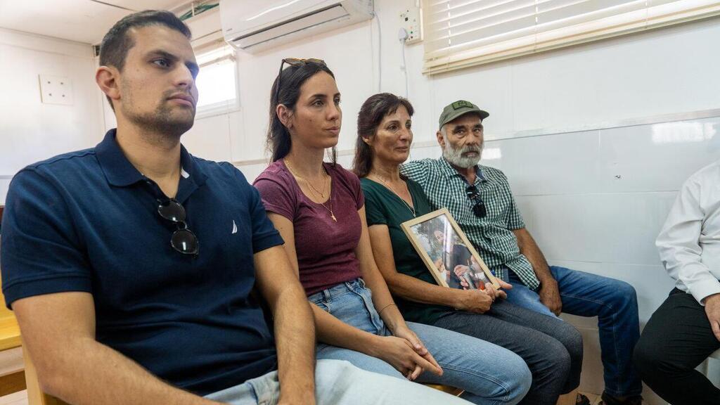 משפחת הנרצח בבית המשפט הצבאי (צילום: שלו שלום) משפחתו של יוחאי אבני ז״ל הגיעו לראשונה למתקן עופר ומבקשים להגדיר את הרצח כפיגוע