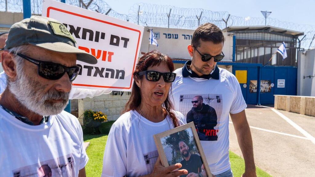 ההורים ביקרו בפעם הראשונה במתקן שבו שירת בנם (צילום: שלו שלום) משפחתו של יוחאי אבני ז״ל הגיעו לראשונה למתקן עופר ומבקשים להגדיר את הרצח כפיגוע