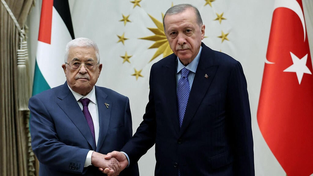 Palestinian Authority President Mahmoud Abbas and Turkish President Recep Tayyip Erdogan (Photo: AFP PHOTO / TURKISH PRESIDENTIAL PRESS SERVICE) אבו מאזן פגישה עם נשיא טורקיה רג'פ טאיפ ארדואן ב אנקרה