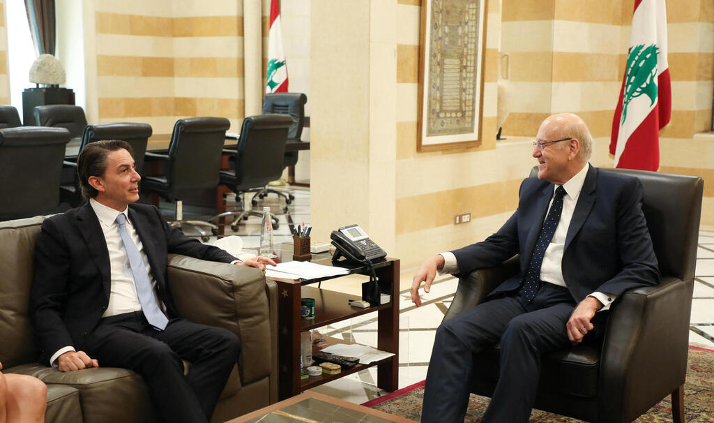 Amos Hochstein with Lebanese Prime Minister Najib Mikati (Photo: Dalati Nohra/ Reuters) עמוס הוכשטיין עם ראש ממשלת לבנון נג'יב מיקאתי