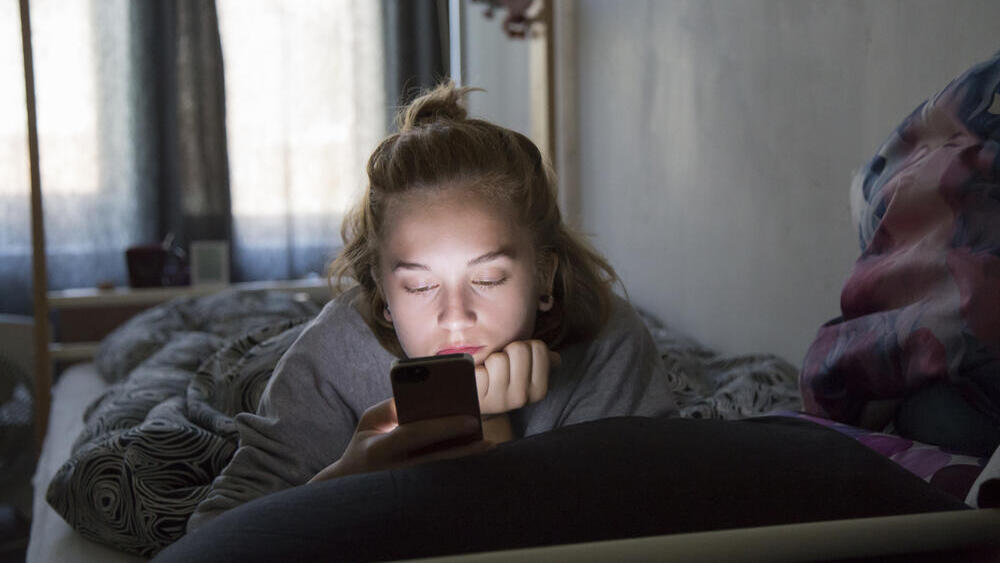 אין לנו היתר כניסה. מתבגרת בטלפון הנייד (צילום: shutterstock) מתבגרים ברשתות