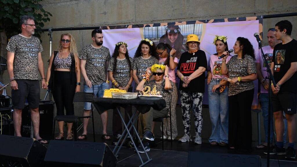 קרוביה של רומי באירוע, בלבוש מנומר: "מאמינים שאת חוזרת, אל תאבדי תקווה" (צילום: יובל חן) מציינים יום הולדת 24 לרומי גונן בשבי חמאס