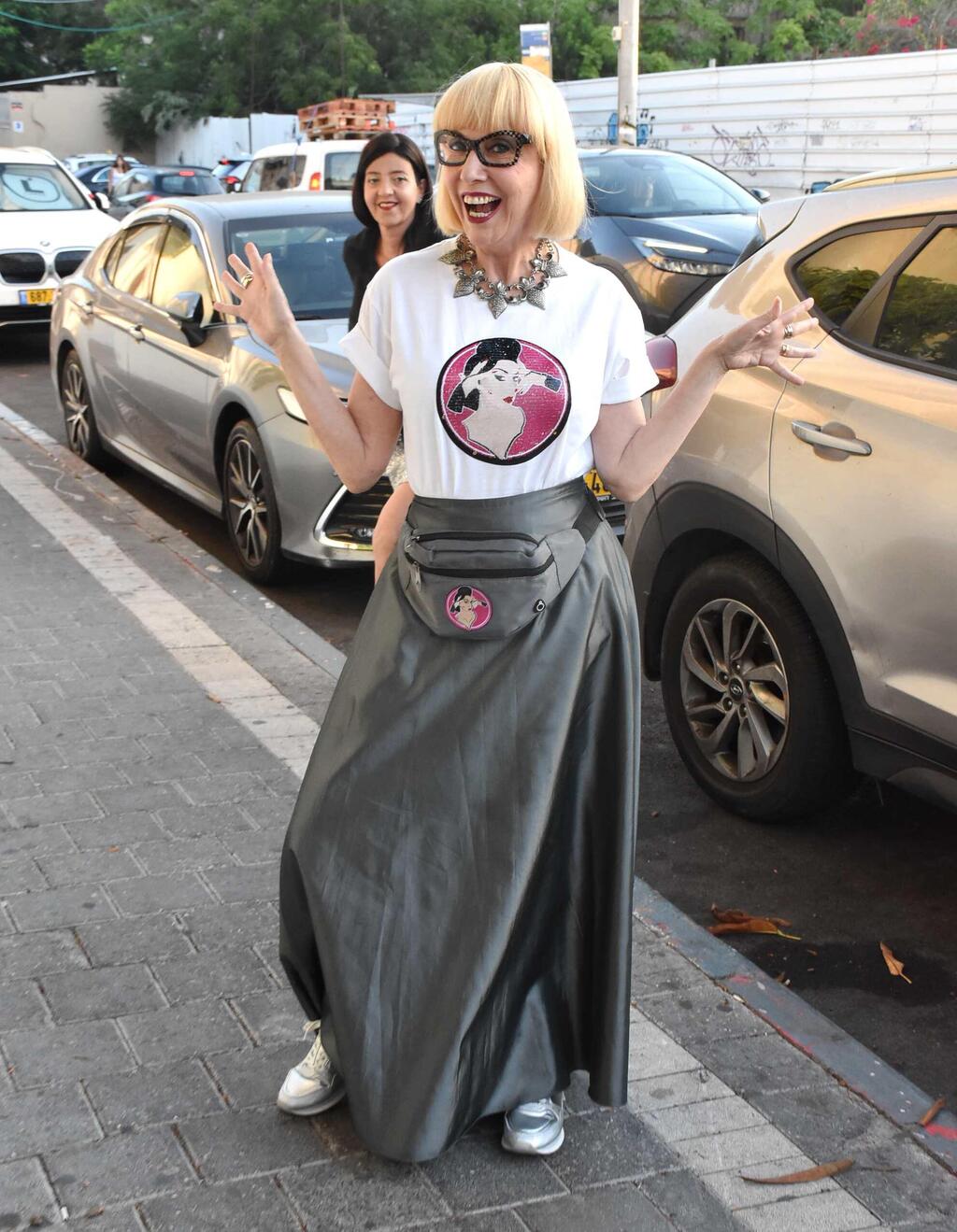 התלמידה המצטיינת. אנקורי בטוטאל לוק שהוא מחווה לחתן השמחה (צילום: אמיר מאירי) יום הולדת 40 טל קלאי