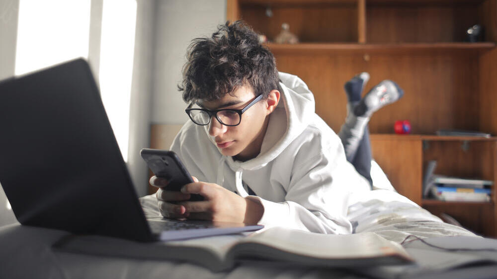 אין חסינות לאף אחד. מתבגר ברשתות החברתיות (צילום: shutterstock) מתבגרים ורשתות חברתיות