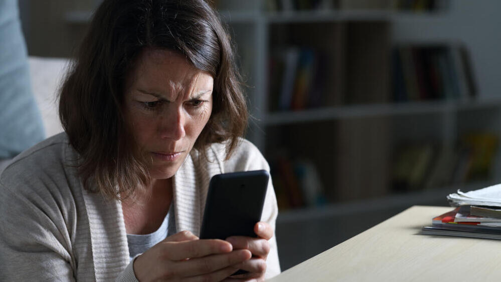 לפעמים אנחנו נדרשים להציל אותם. אמא מודאגת (צילום: shutterstock) אמא מודאגת