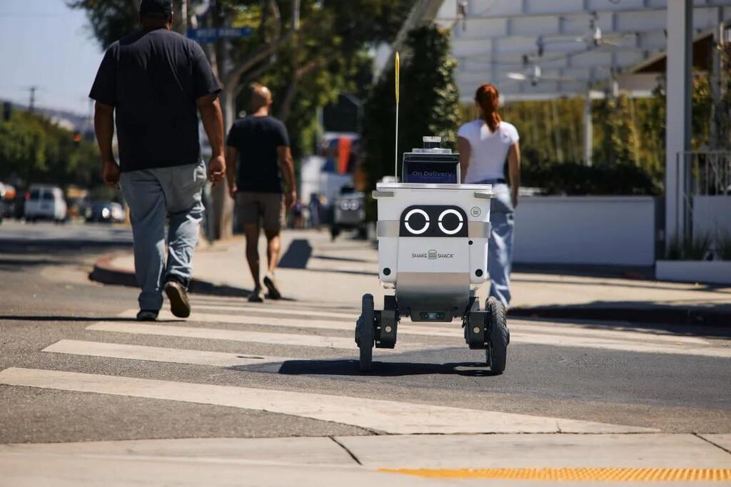 זהירות בדרכים זה חשוב רובוט קטן! (Serve Robotics) רובוט המשלוחים הישראלי של שייק שאק