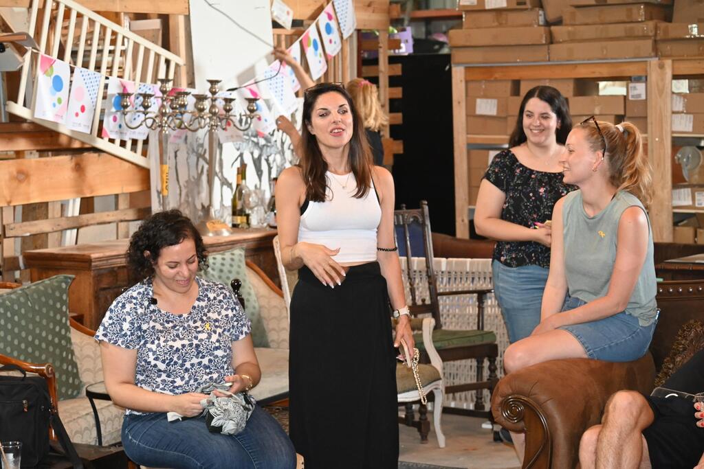 שירי בר טל בן עזרא (בחולצה הלבנה באמצע). "משנה לשנה כמות הנרשמים עולה" (צילום: ליאור קישון) שירי בר טל בן עזרא