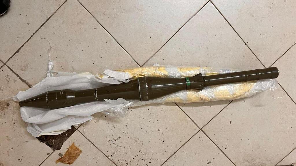 Anti-tank missile launcher used by Hamas in Gaza found in Netanya parking lot (Photo: Israel Police) אמל"ח שהיה בשימוש החמאס אותר בנתניה - מטול rpg , רובה שוטגאן וקלאצ׳ניקוב
