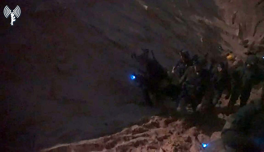 Hostage extraction operation in Khan Younis (Photo: IDF Spokesperson's Unit) חילוץ גופות החטופים ממנהרה תת-קרקעית על-ידי כוחות הצנחנים ויחידת יהל״ם