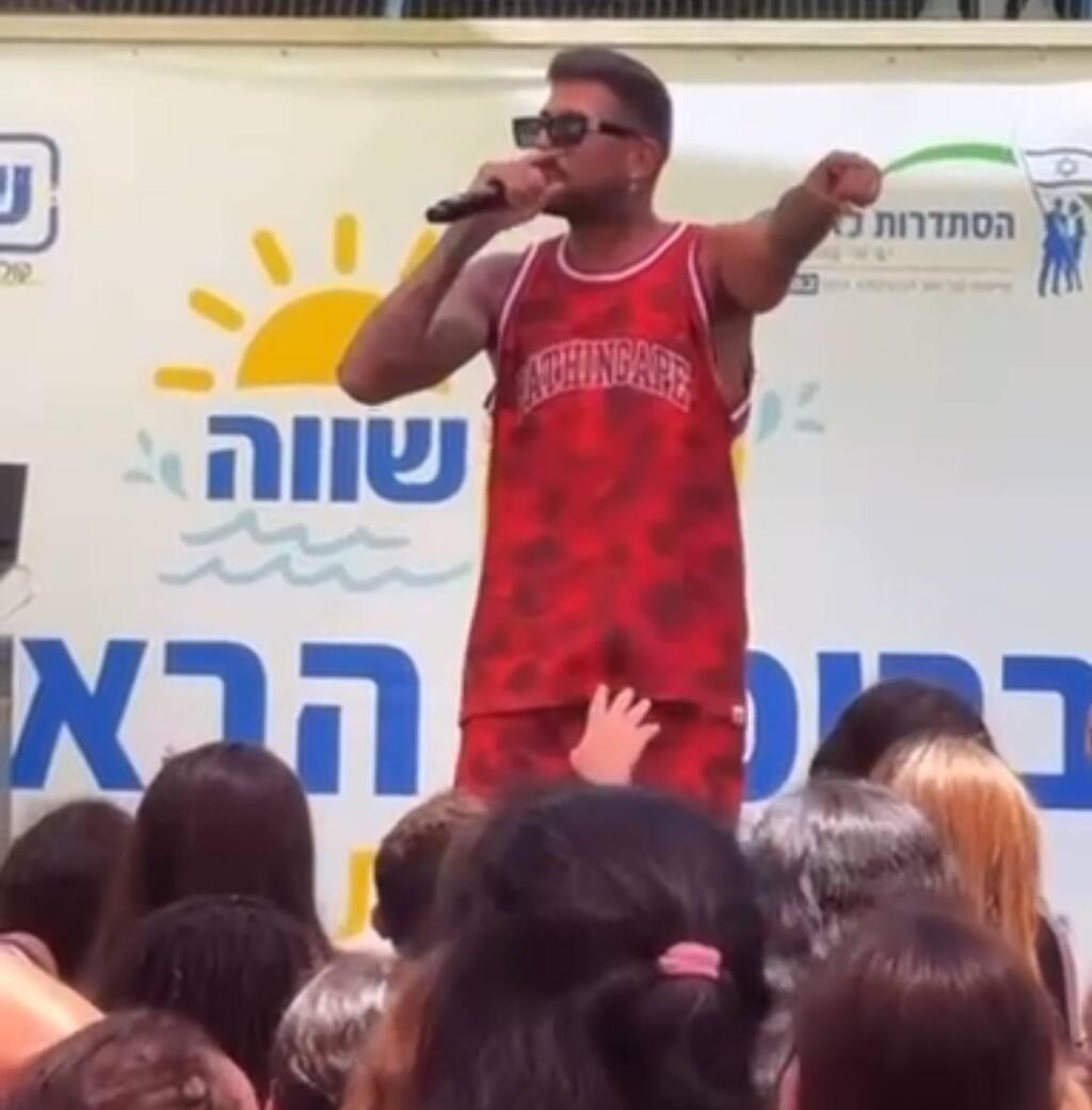 משדר עסקים כרגיל. בן אל תבורי בהופעה בתל אביב (צילום מסך: אינסטגרם) בן אל תבורי הופעה מימדיון