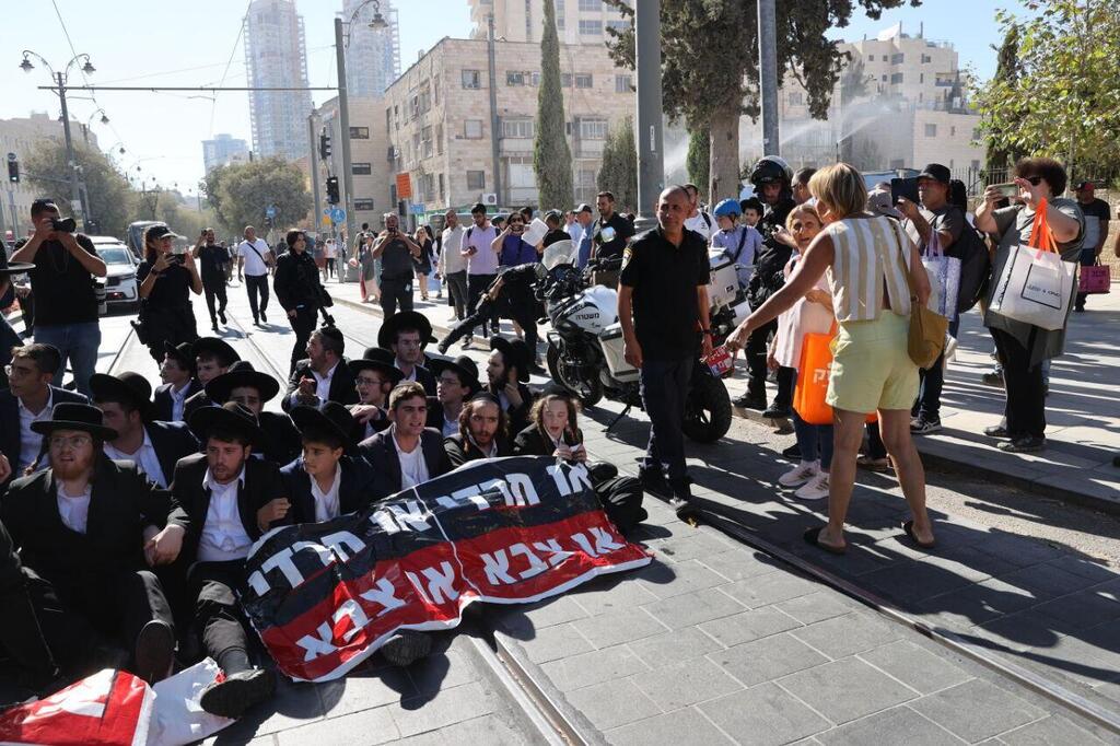 פעילים חרדים מפגינים נגד גיוס בירושלים, באוגוסט (צילום: אלכס קולומויסקי) מחאת החרדים מול לשכת הגיוס בירושלים