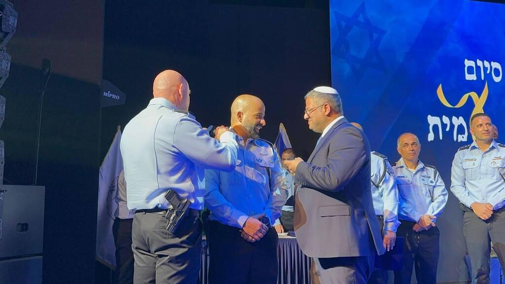 בן גביר מעניק דרגות סנ"צ לסוויסה איתמר בן גביר בהענקת דרגה של מאיר סוויסה