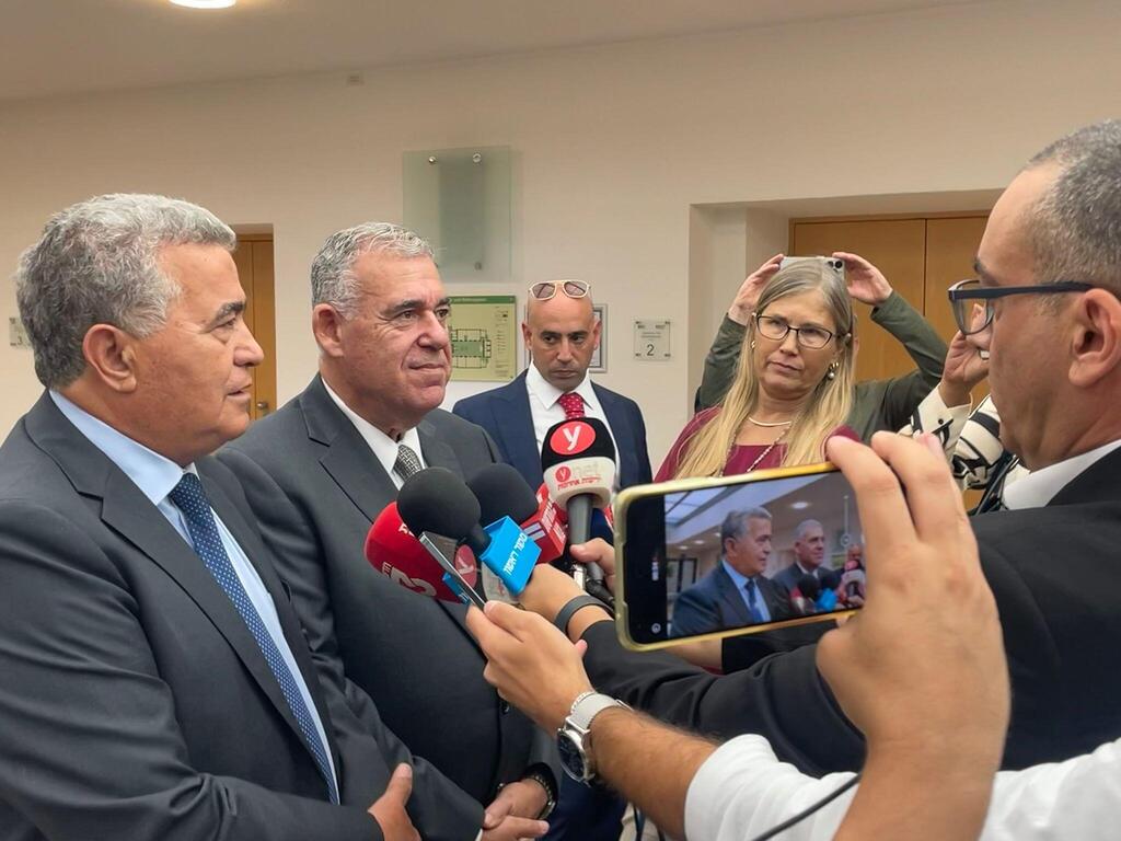שי גל (מאחור) במסיבת עיתונאים עם יו"ר ומנכ"ל התעשייה האווירית בעסקת החץ בגרמניה (צילום: דוברות התעשייה האווירית) שי גל (מאחור) במסיבת עיתונאים עם יו"ר ומנכ"ל התעשייה האווירית בעסקת החץ בגרמניה