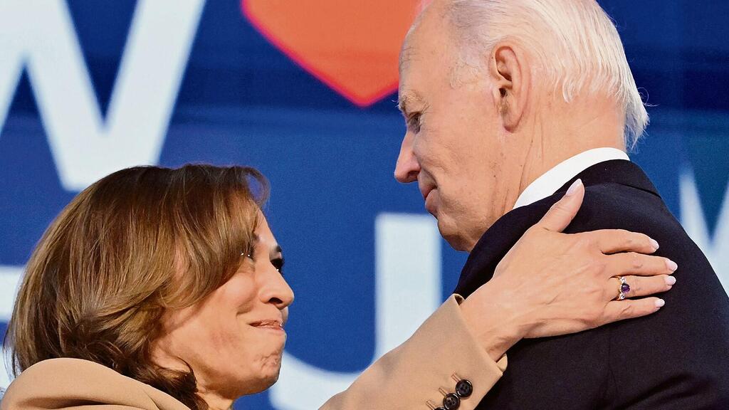 Kamala Harris and U.S. President Joe Biden (Photo: Robyn Beck, AFP) קמלה האריס מחבקת את ג'ו ביידן במהלך בוועידה הדמוקרטית