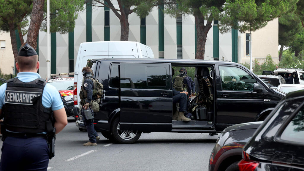 The scene of the terror attack (Photo: Pascal Guyot / AFP) זירת פיצוץ הרכב בבית הכנסת בדרום צרפת