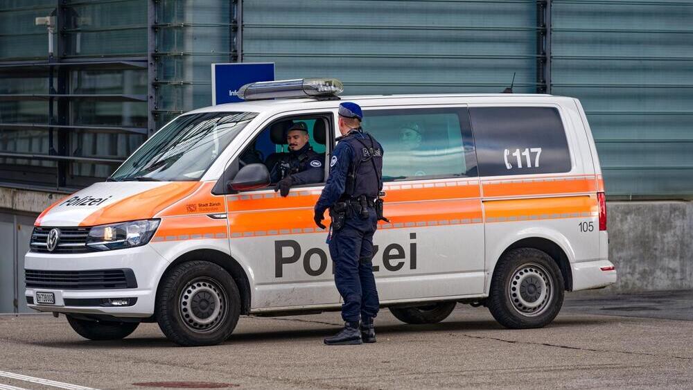 Swiss police forces (Photo: Michael Derrer Fuchs / Shutterstock.com) שוטרים בשווייץ