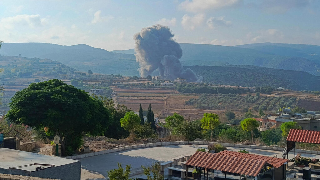 "מסר של עוצמה בעיני המתבוננים באזור". תקיפות צה"ל הבוקר בדרום לבנון (צילום: Kawnat HAJU / AFP) תקיפות צה"ל בדרום לבנון