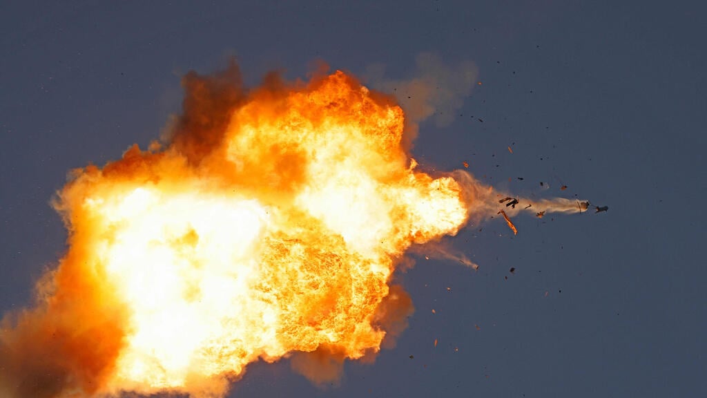 IDF intercepts a Hezbollah rocket during a major strike on the north in August (Photo: Jalaa Marey / AFP) מתקפת פתע של חיזבאללה על הצפון
