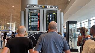 נוסעים מנסים לראות האם טיסתם נדחתה, עקב המתקפה של חיזבאללה