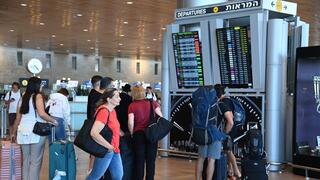 נוסעים מנסים לראות האם טיסתם נדחתה, עקב המתקפה של חיזבאללה