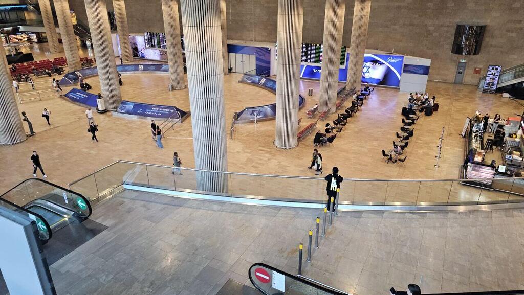 נוסעים מנסים לראות האם טיסתם נדחתה, עקב המתקפה של חיזבאללה