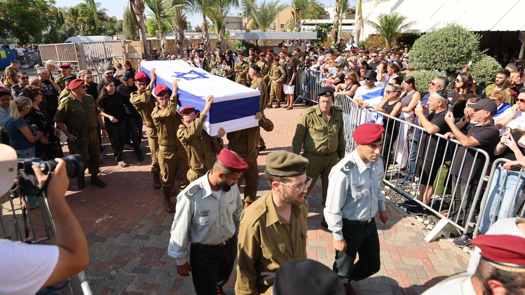 סמ"ר צדיקוב מובא למנוחות (צילום: טל שחר) הלוויתו של סמ"ר עמית צדיקוב