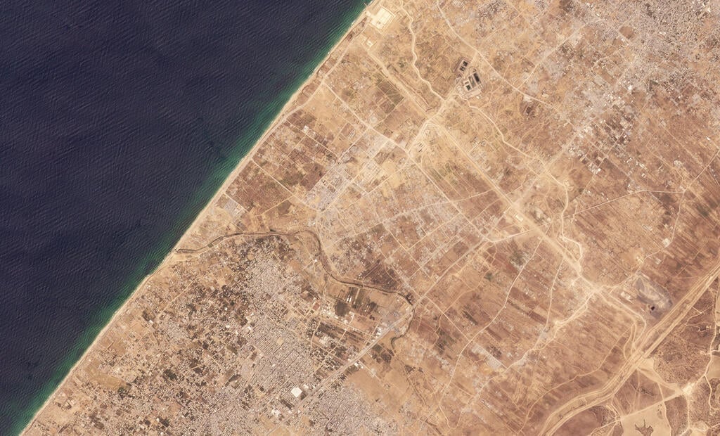 Satellite image from August 20 (Photo: Reuters) תמונות לוויין של מסדרון נצרים ברצועת עזה לפני 7 באוקטובר