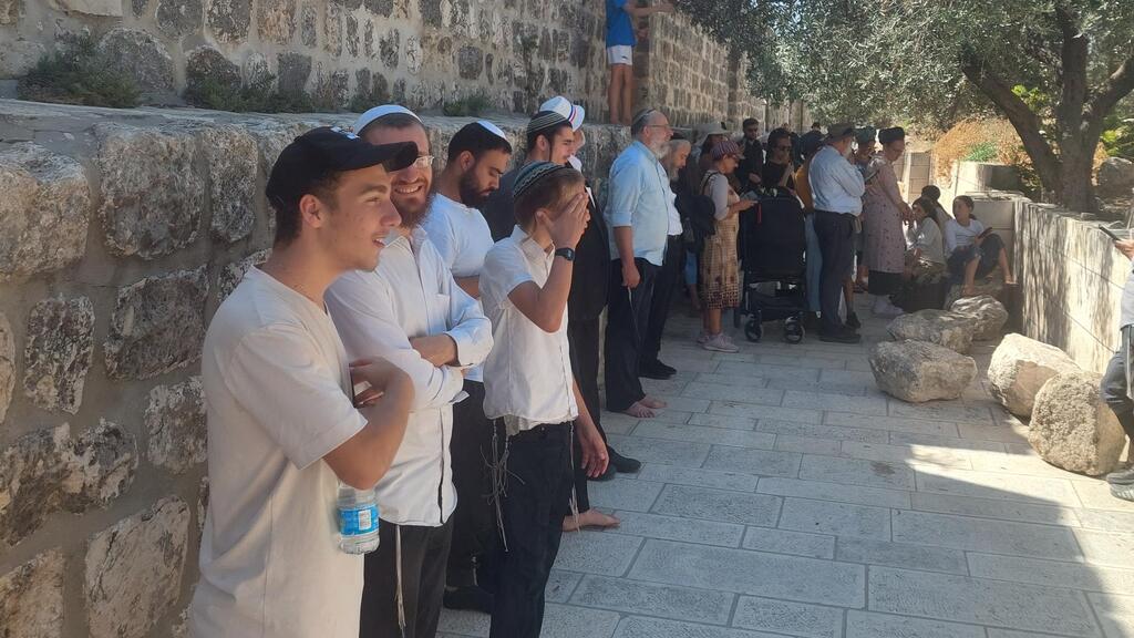 Jews praying at Temple Mount (Photo: Shmuel Munitz) יהודים עומדים לתפילה בהר הבית, בערב תשעה באב