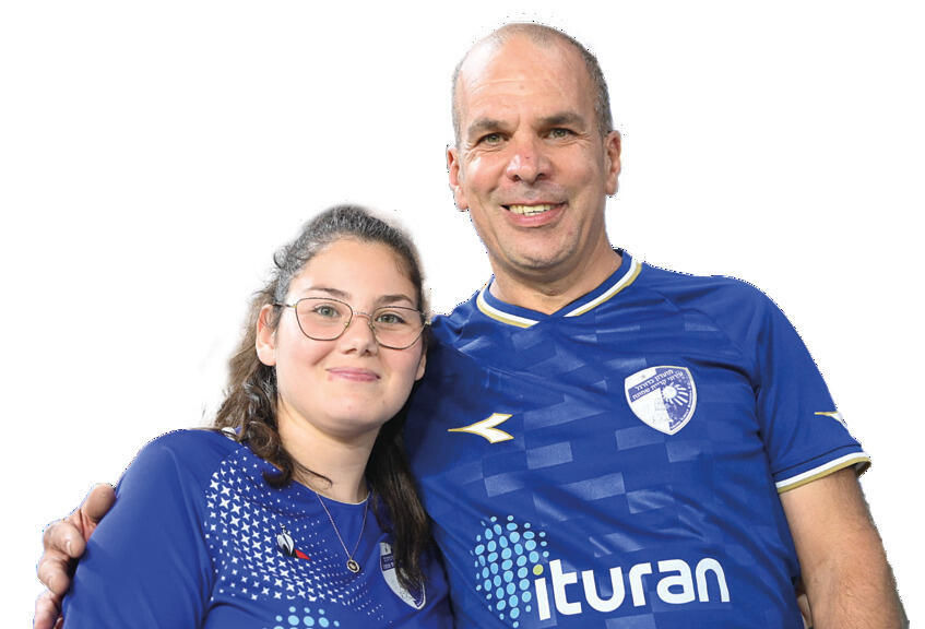 שרון בוחניק שפונה לירושלים ושירה סבח שפונתה לבת־ים הגיעו לראות בנתניה את קבוצתם קריית־שמונה מארחת את באר־שבע | צילום: יאיר שגיא yk14053753