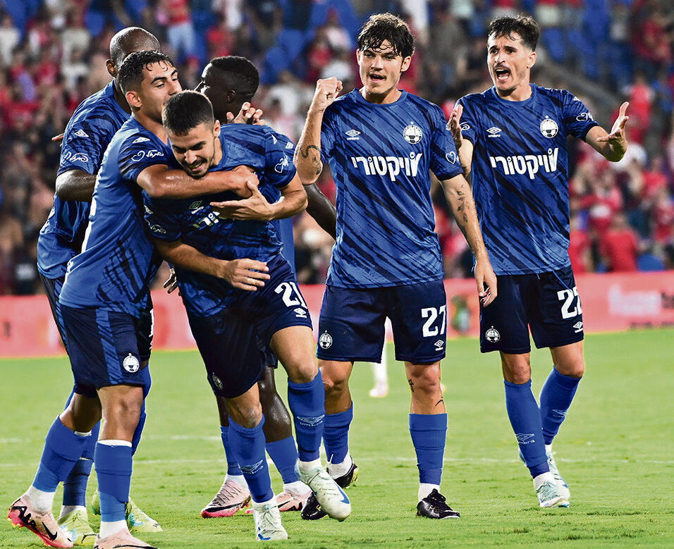 החברים מודים לאחמד ששיחרר לחץ במועדון | צילום: יאיר שגיא yk14053754