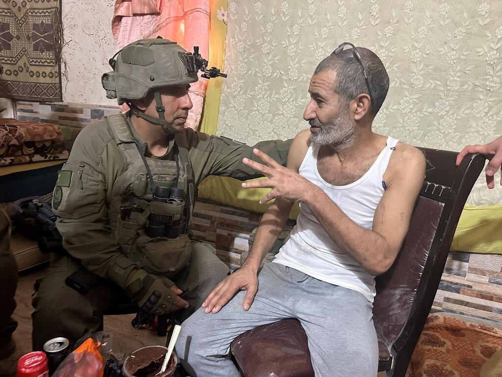 Alkadi and a rescuer (Photo: IDF Spokesperson's Unit) תיעוד פרחאן קאדי מגיע לבהי"ח סורוקה לאחר שחולץ מרצועת עזה על ידי לוחמי צה״ל