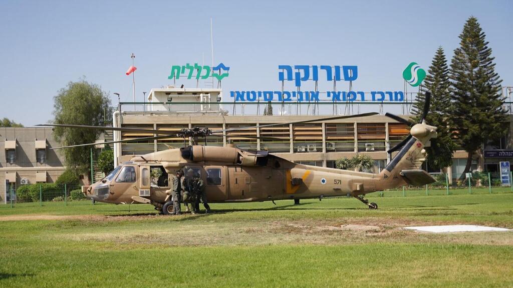 תיעוד הגעת החטוף פרחאן קאדי לבית החולים סורוקה. בר סימן טוב שיבח את תפקוד בית החולים (צילום: דובר צה"ל ) תיעוד פרחאן קאדי מגיע לבהי"ח סורוקה לאחר שחולץ מרצועת עזה על ידי לוחמי צה״ל