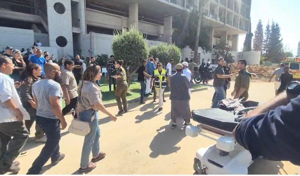 Crowding at Soroka Hospital due to Alkadi's rescue (Photo: Herzl Yosef) משפחתו של החטוף קאיד פרחאן אלקאדי במרכז הרפואי סורוקה לאחר חילוצו משבי חמאס