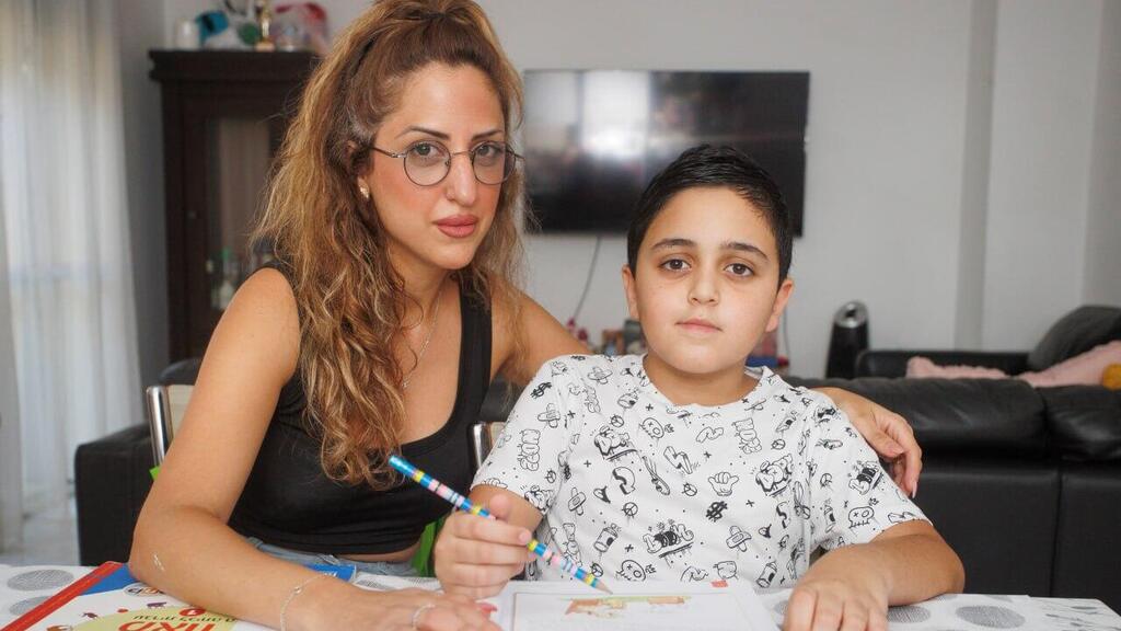 גלי אדרי ובנה רז. "לא מוכנה לשלוח אותו ללמוד בכיתה ללא מרחב מוגן קרוב" (צילום: גיל נחושתן ) משפחת אדרי מנהריה