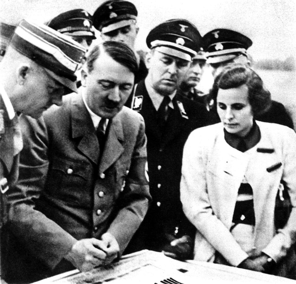 Riefenstahl alongside Hitler (Photo: Reuters) לני ריפנשטהאל עם אדולף היטלר