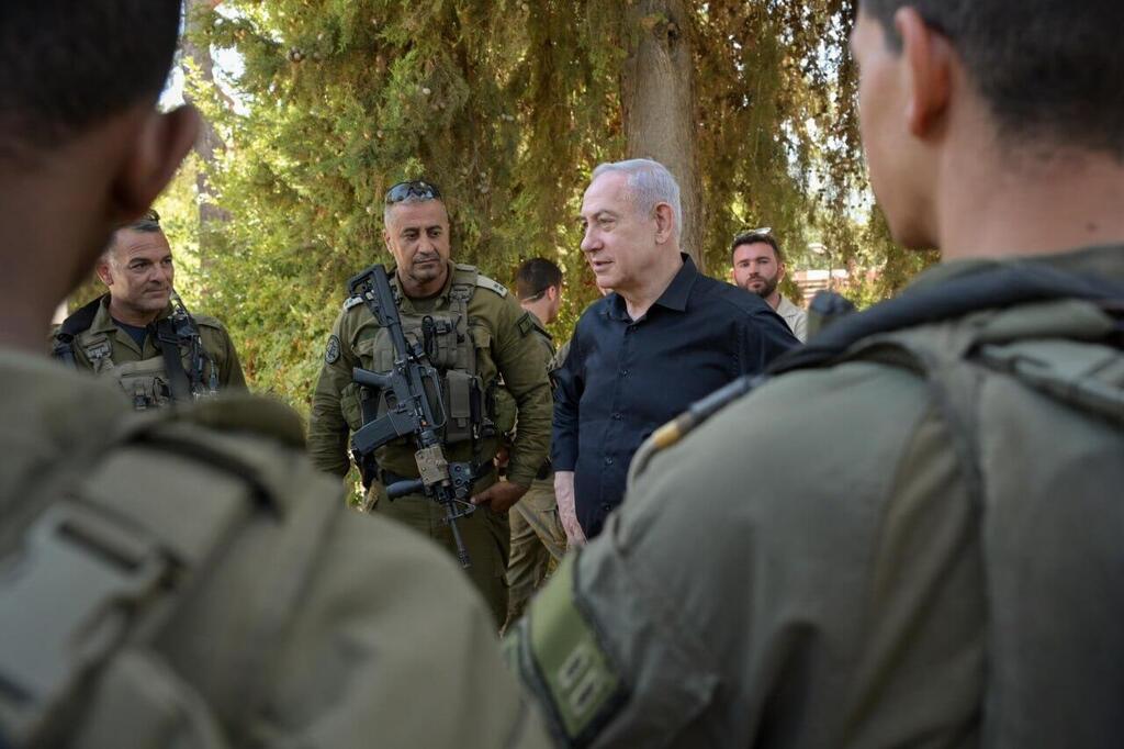 נתניהו עם לוחמי גולני בצפון, היום. "מודה למפקדים וללוחמים האמיצים של שב"כ וצה"ל" ( צילום: מעיין טואף, לע״מ) ראש הממשלה נתניהו בביקור בגבול הצפון