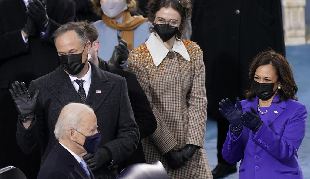 Ella at Biden's inauguration in 2021 (Photo: AP Photo/Carolyn Kaster) אלה אמהוף עם קמלה האריס ודאג אמהוף בטקס ההשבעה לנשיאות של ג'ו ביידן, 2021