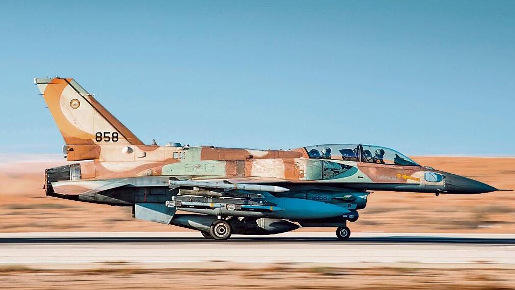 F-16 על המסלול ביום התקיפה בלבנון. יותר מ-70 מטוסים בכל הראשון, כ-20 בגל השני (צילום: דובר צה"ל) F-16 על המסלול ביום התקיפה בלבנון