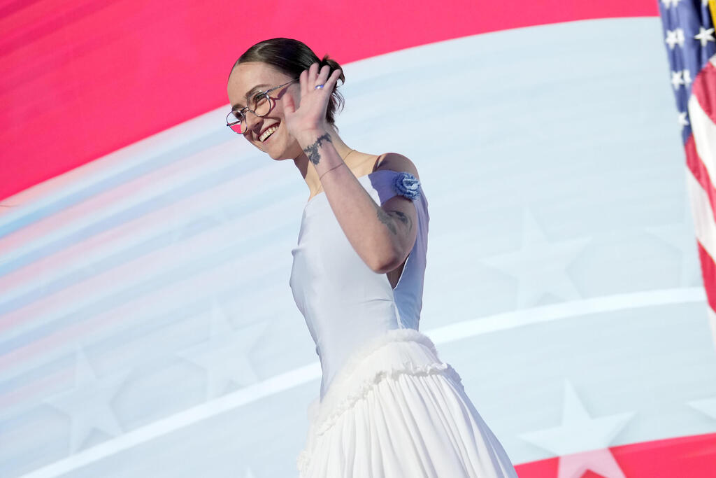 Ella at the DNC (Photo: Andrew Harnik/Getty Images) אלה אמהוף בוועידה הדמוקרטית, 2024