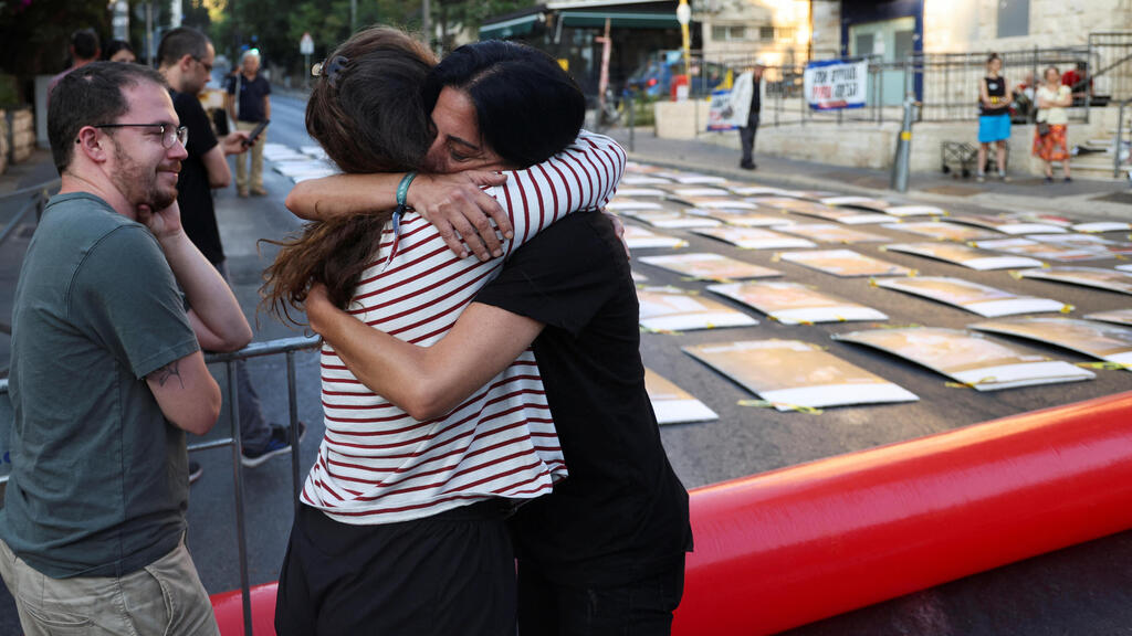 צילום: REUTERS/Ronen Zvulun הפגנה בירושלים מול ביתו של ראש הממשלה בנימין נתניהו