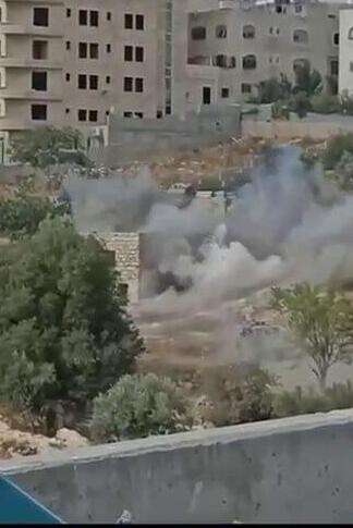 הפגיעה במבנה שבו הסתתר המחבל כוחות צה"ל ושב"כ מכתרים בית בחברון