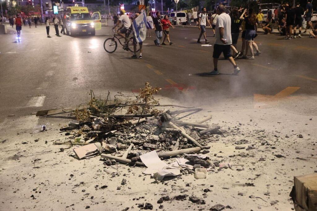 צילום: מוטי קמחי מפגינים חוסמים את איילון