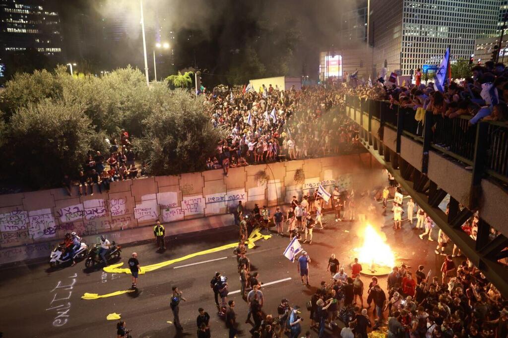 צילום: דנה קופל מפגינים חוסמים את איילון