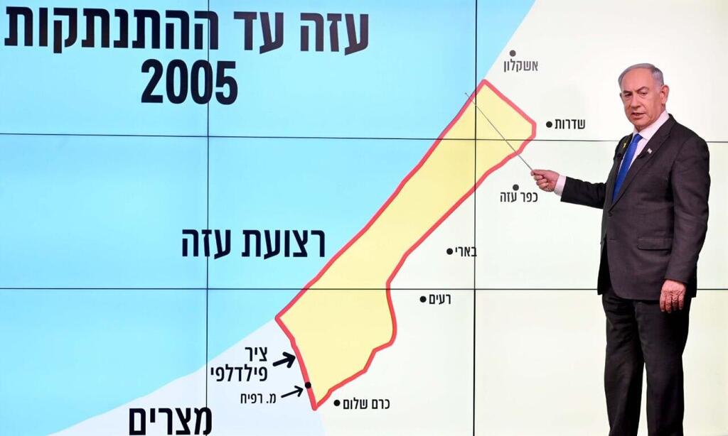 בנימין נתניהו עם המצגת של ציר פילדלפי (צילום: אבי אוחיון, לע״מ) בנימין נתניהו עם המצגת מפת ציר פילדלפי