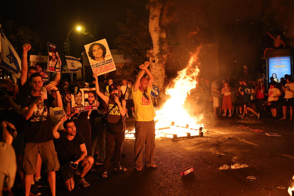 Protest following news of hostages' murders (Photo: Tal Shahar) מחאה למען החטופים במצודת זאב שבתל אביב